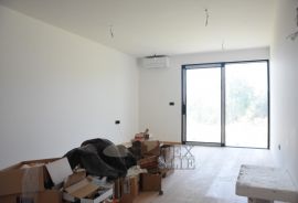 Ekskluzivan stan u prizemlju blizu mora, 76,91m2, Poreč, Apartamento