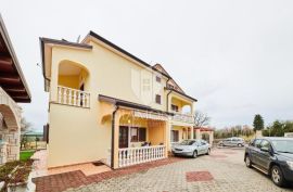 Umag, okolica! Apartmanska kuća sa bazenom!, Umag, Ev