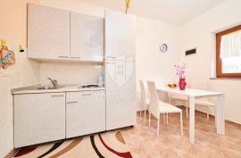 Umag, okolica! Apartmanska kuća sa bazenom!, Umag, Дом