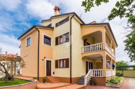 Umag, okolica! Apartmanska kuća sa bazenom!, Umag, Maison