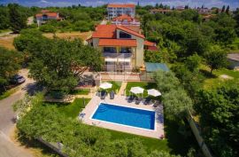 Umag, okolica! Apartmanska kuća sa bazenom!, Umag, Famiglia