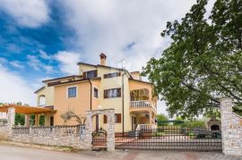 Umag, okolica! Apartmanska kuća sa bazenom!, Umag, Casa