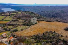 Barban, jug Istre, veliko građevinsko zemljište za 53 objekta, Barban, Земля