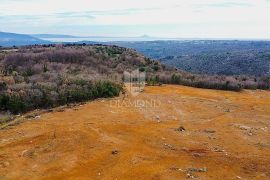 Barban, jug Istre, veliko građevinsko zemljište za 53 objekta, Barban, Terreno