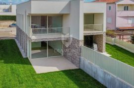 Novigrad, okolica! Moderna duplex kuća 200 m od mora u izgradnji!, Novigrad, Famiglia