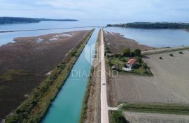 Novigrad okolica, kuća na osami za investiciju, Novigrad, Kuća