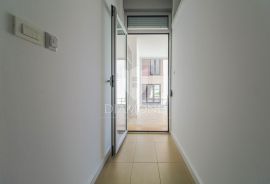 Umag centar, stan u prizemlju 2.red do mora!, Umag, Appartement