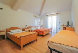 Umag okolica, apartmanska kuća sa velikom okućnicom, Umag, Kuća