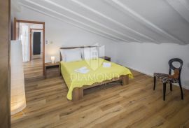 Poreč, kuća sa tri prostrana apartmana u mirnom mjestu!, Poreč, Haus