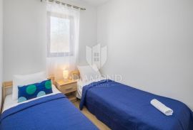 Poreč, kuća sa tri prostrana apartmana u mirnom mjestu!, Poreč, Casa