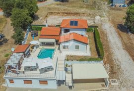 Novigrad, okolica! Kuća sa bazenom i dva zemljišta sa projektima!, Novigrad, Σπίτι