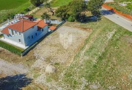 Novigrad, okolica! Kuća sa bazenom i dva zemljišta sa projektima!, Novigrad, House