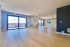 Poreč, PENTHOUSE sa terasom i pogledom na more u centru grada!, Poreč, Apartamento