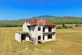 Boljun, kuća na lijepoj lokaciji sa otvorenim pogledom, Lupoglav, Famiglia