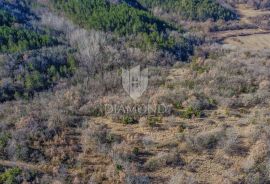 Prostrano zemljište okruženo prirodom nedaleko od Grožnjana, Grožnjan, Terra