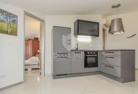 Novigrad, lijepi mali stan sa pogledom na more, liftom i garažom, Novigrad, Apartamento