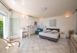 Opatija-stan s dvije terase i okućnicom, Opatija, Flat