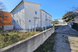 Rouh bau-Stan u kući u nizu 106 m2,3S+DB,parking, Vodice, شقة