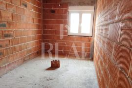 Rouh bau-Stan u kući u nizu 106 m2,3S+DB,parking, Vodice, Appartement