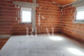 Rouh bau-Stan u kući u nizu 106 m2,3S+DB,parking, Vodice, Kвартира