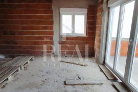 Rouh bau-Stan u kući u nizu 106 m2,3S+DB,parking, Vodice, Kвартира