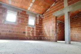 Rouh bau-Stan u kući u nizu 106 m2,3S+DB,parking, Vodice, Kвартира