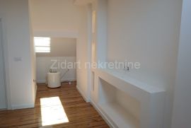 Novogradnja na poslednjem spratu, Zemun, Wohnung