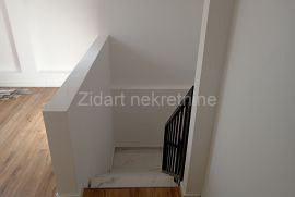 Novogradnja na poslednjem spratu, Zemun, Wohnung