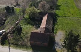 Imanje sa starom kućom, oranicama i šumama površine oko 82.000 m2, Kapela, Famiglia