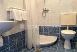 Prodaje se manji hotel površine 915 m2 s velikom okućnicom, Medulin, House