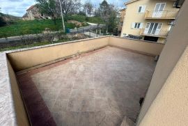 Dvosoban stan s garažom -Sinj, Sinj, Appartment