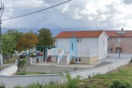 Otok Krk, Dobrinj, okolica, adaptirana samostojeća kuća, prodaja, Dobrinj, Famiglia