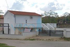 Otok Krk, Dobrinj, okolica, adaptirana samostojeća kuća, prodaja, Dobrinj, Ev