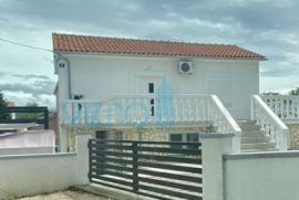 Otok Krk, Dobrinj, okolica, adaptirana samostojeća kuća, prodaja, Dobrinj, House