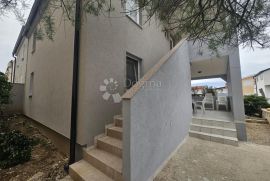 Vir - kuća s 2 apartmana, 80 m od mora i plaže!, Vir, House