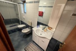 Dvojna kuća sa odvojenim apartmanom na dobroj lokaciji, Premantura, Istra, Medulin, House