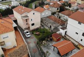 ZADAR, SMILJEVAC - Prostrana renovirana kuća s garažom, Zadar, Maison
