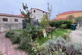 ZADAR, SMILJEVAC - Prostrana renovirana kuća s garažom, Zadar, Haus