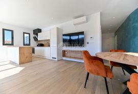 ZADAR, SUKOŠAN - Luksuzan stan u novogradnji s bazenom 1. red od mora, Sukošan, Appartement