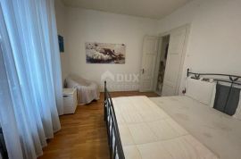 NOVI VINODOLSKI - cijeli kat obnovljene ville 50m od mora, Novi Vinodolski, Flat