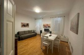 NOVI VINODOLSKI - cijeli kat obnovljene ville 50m od mora, Novi Vinodolski, Appartement