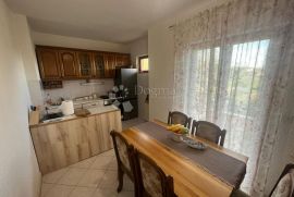 Dvosoban stan s okućnicom- Sinj, Sinj, Apartamento