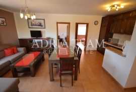 SAMOSTOJEĆA KUĆA S 5 APARTMANA, 200 M OD MORA, VIR - ZADAR, Vir, Дом