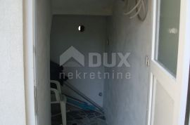 OTOK KRK, GRAD KRK (OKOLICA) - Kuća sa 5 apartmana i garažom, Krk, Haus