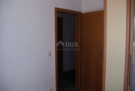 OTOK KRK, GRAD KRK (OKOLICA) - Kuća sa 5 apartmana i garažom, Krk, House