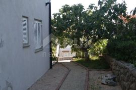 OTOK KRK, GRAD KRK (OKOLICA) - Kuća sa 5 apartmana i garažom, Krk, House