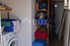 OTOK KRK, GRAD KRK (OKOLICA) - Kuća sa 5 apartmana i garažom, Krk, House