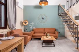 Lovran, 47 m2 + galerija, adaptiran stan, Lovran, Apartamento