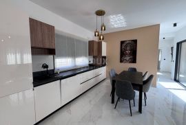 ZADAR, DIKLOVAC - Luksuzan stan s garažom 1. red do mora, Zadar, Appartment