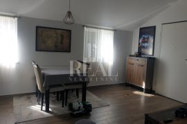 CRES-BLIZINA CENTRA MJESTA, 2S+DB OD 72 m2, SPREMIŠTE, PARKIRNO MJESTO, Cres, Appartamento